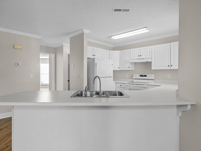 Building Photo - Charming 2 BR, 2.5 BA, One Story End Unit ...