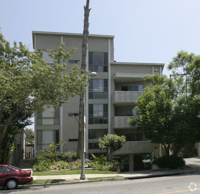 Building Photo - Roxbury Manor