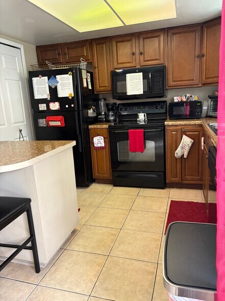 Full kitchen with all essentials & appliances - 5433 Brookswood Way