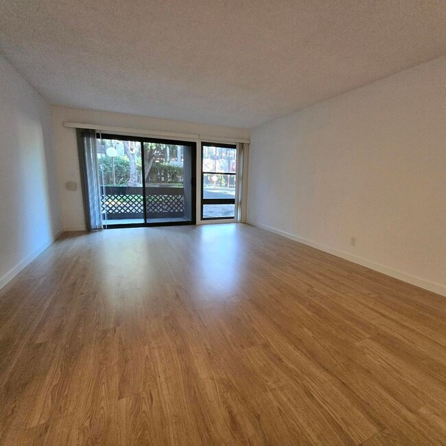 Building Photo - Playa Del Rey 1 bedroom apartment in Large outdoor community