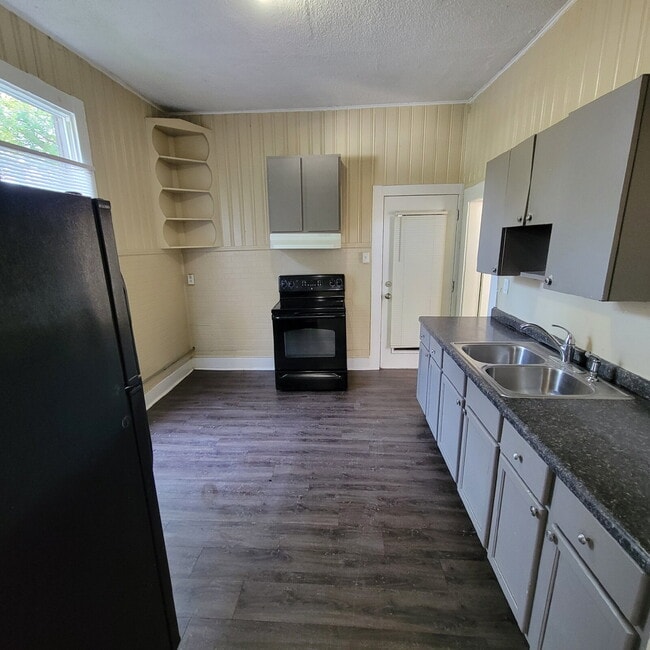 Building Photo - Near Westside 2BR House w/Attached Garage!