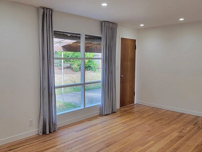 Building Photo - Updated 3-Bedroom Home with Spacious Yard in Broadview/Bitter Lake
