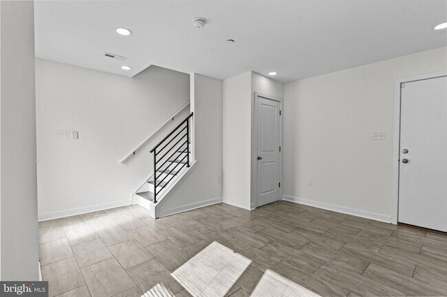 Building Photo - 134 Burnside St