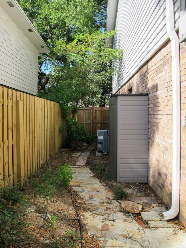 Building Photo - 618 Virginia Oak Ct