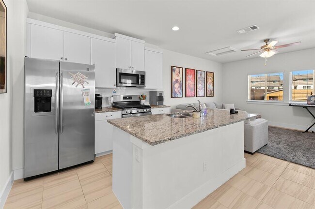 Building Photo - 512 White Steppe Way