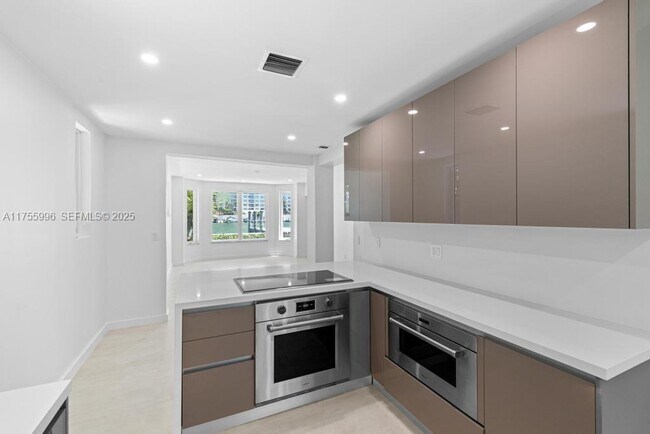 Building Photo - 5661 Pine Tree Dr