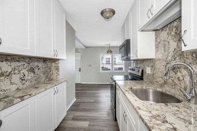 Building Photo - 98 School St