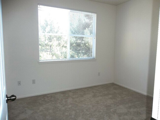 Building Photo - Love Where You Live – 2 Bed Condo in the H...