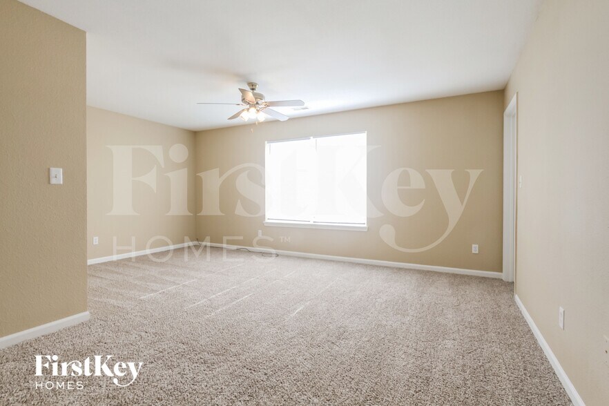 Building Photo - 728 Sweet Creek Dr