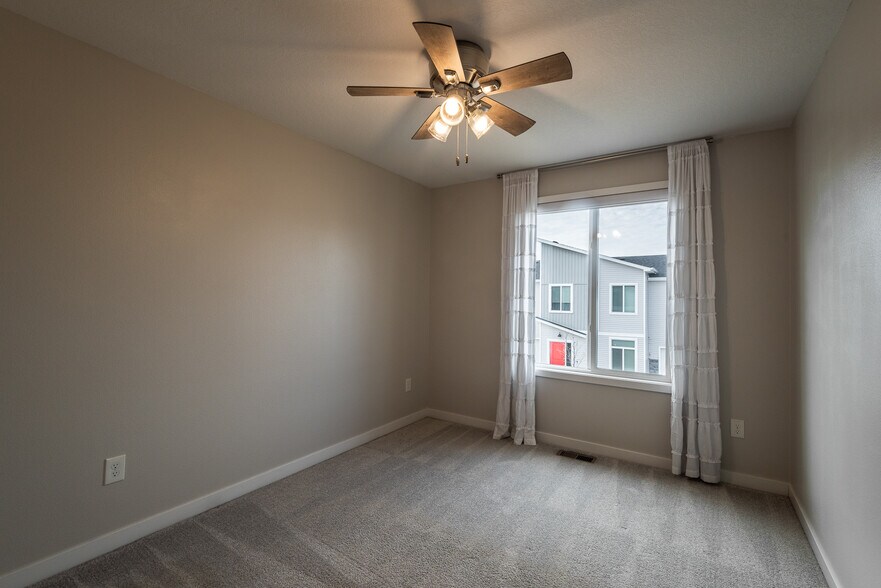 Building Photo - 329 NE Otter Dr