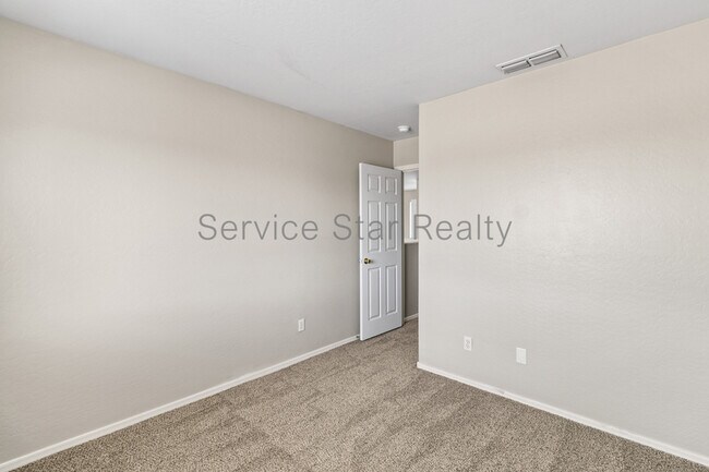Building Photo - 12106 N 130th Dr
