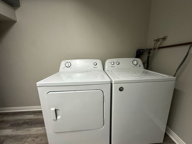 Building Photo - FOR RENT: 2Bd/1.5Ba Upgraded Townhome In T...