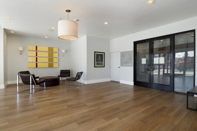 Building Photo - 931 E Walnut St