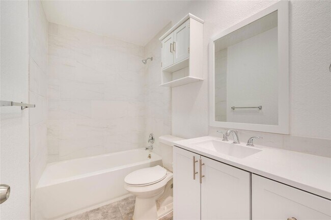 Building Photo - 706 Scenic Dr