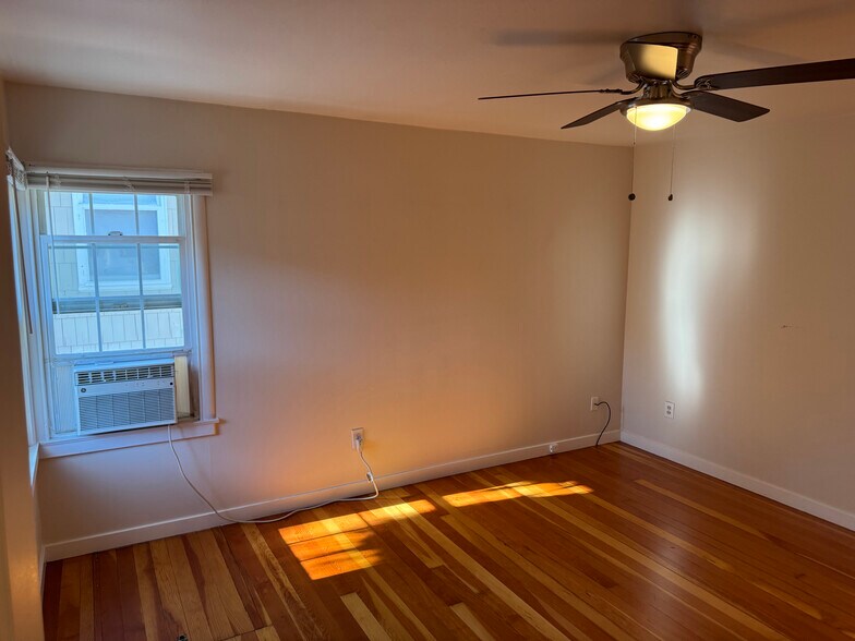 Building Photo - 627 Rose Ave