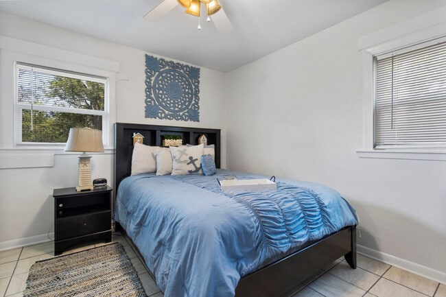 Building Photo - 805 Lewis Ave