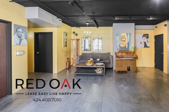 Building Photo - Stunning One Bedroom LOFT with Vaulted Cei...