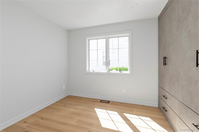 Building Photo - 157 Lincoln Ave