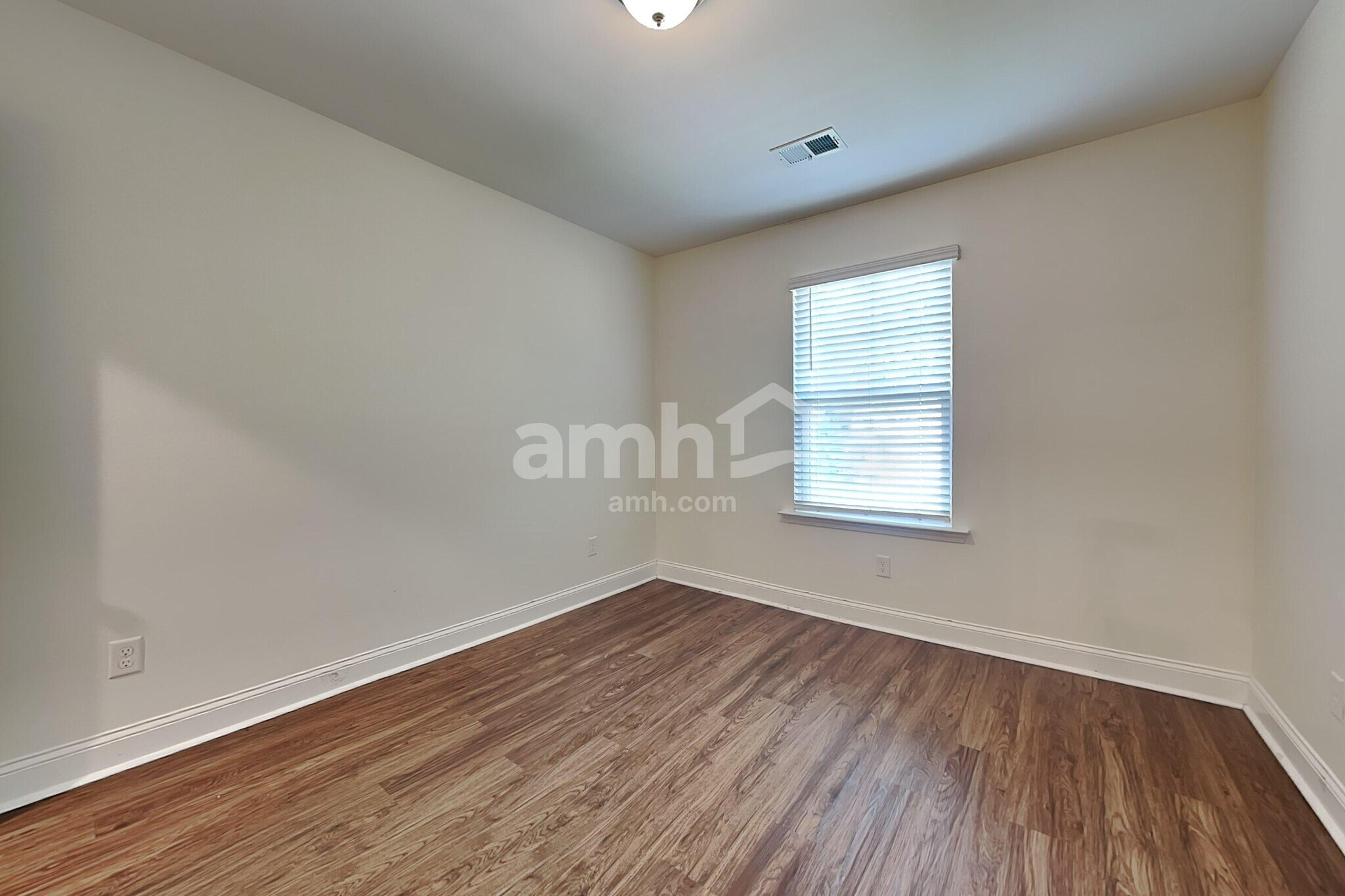 Building Photo - 218 Swan Dr