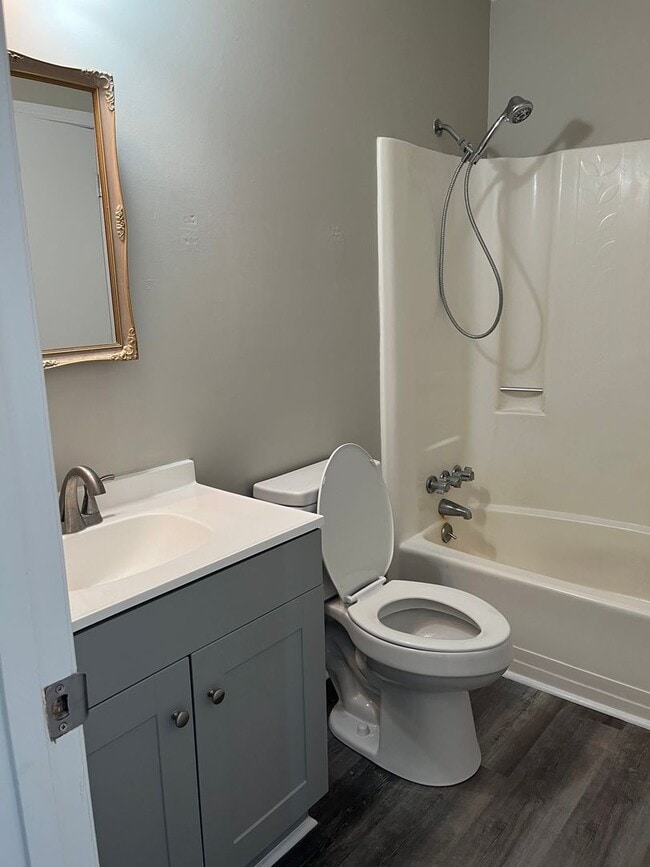 Building Photo - 2BR/1.5BA Townhome Style