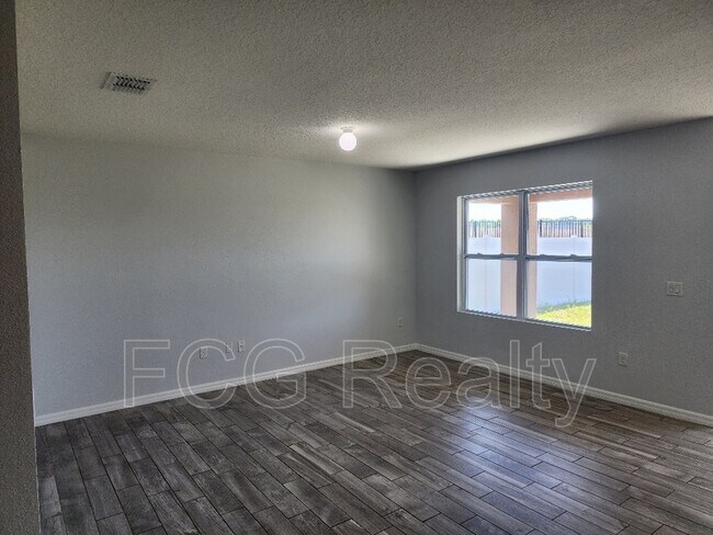 Building Photo - 469 Nova Dr