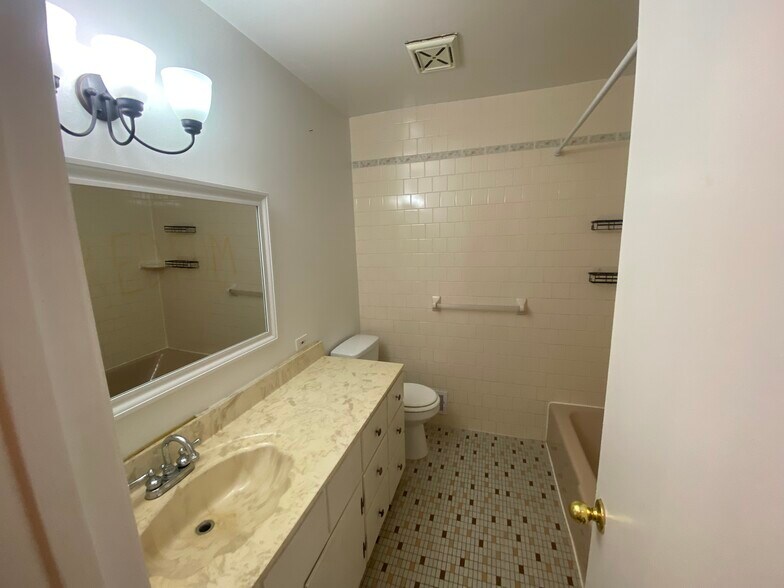 Bathroom 2 - 4616 Twinbrook Rd