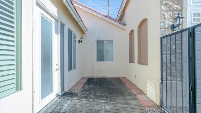 Building Photo - 49142 Barrymore St