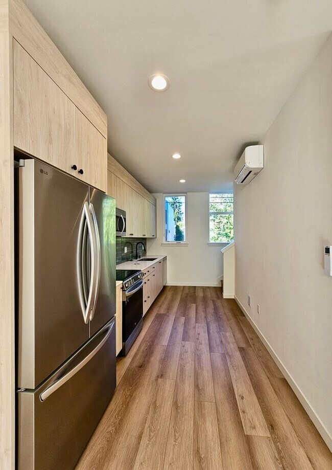 Building Photo - Experience Modern Living in the Heart of N...