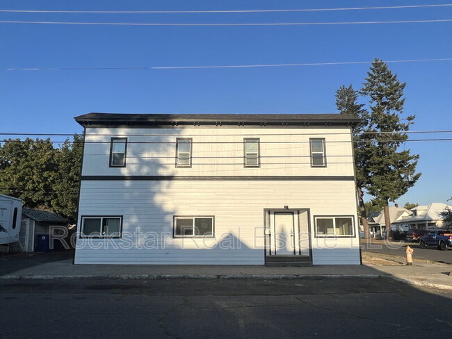 Primary Photo - 2904.5 N Cedar St