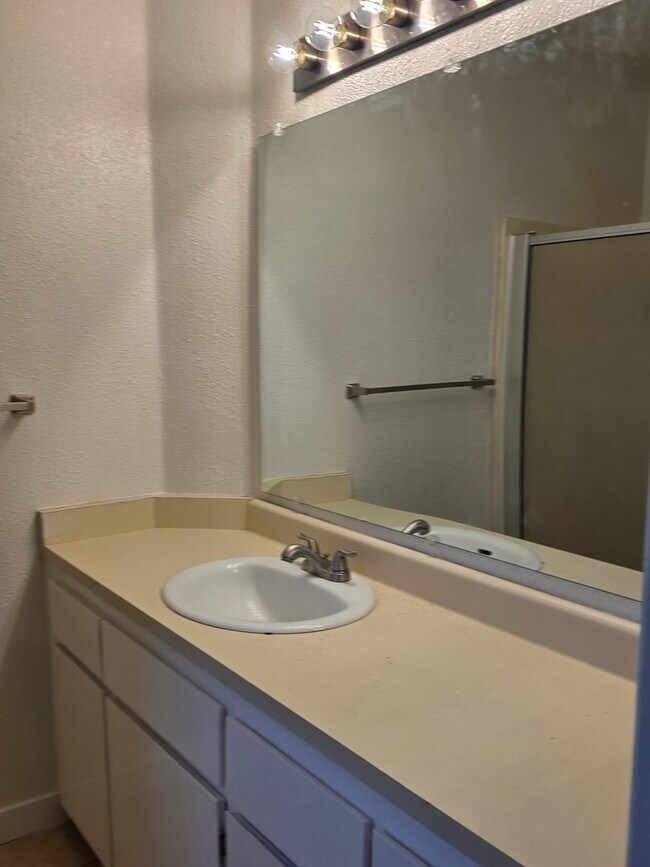 Building Photo - 4402 White Lane #A - Apartment