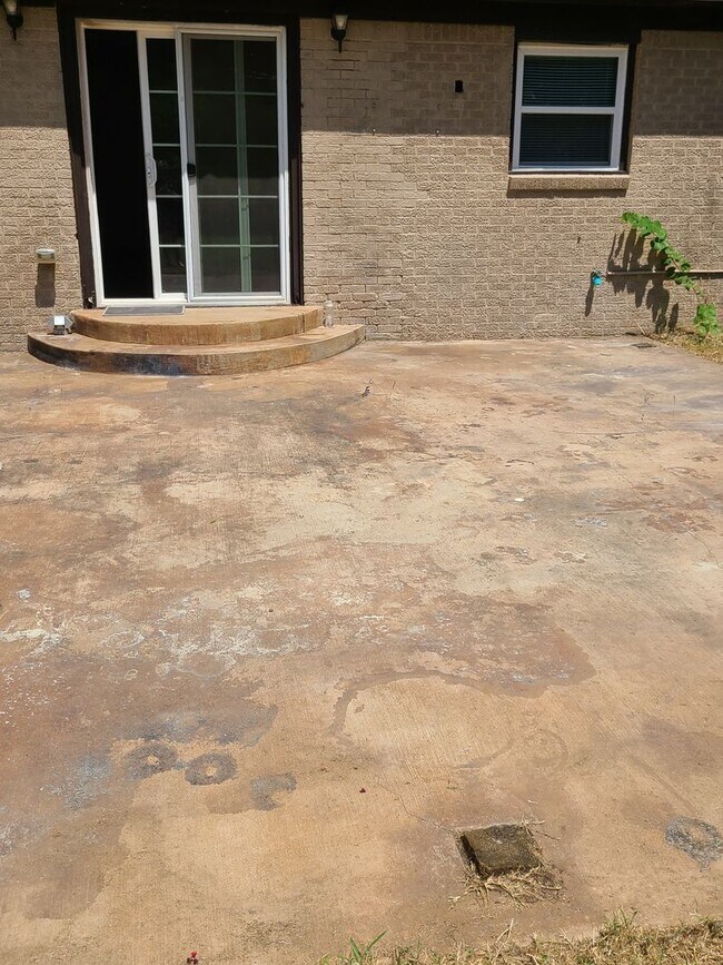 Building Photo - 1216 Westlawn Dr