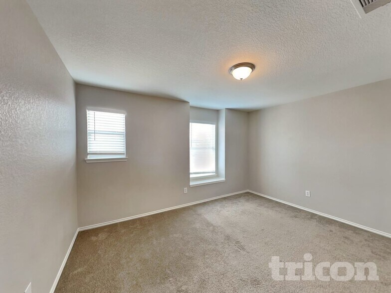 Building Photo - 11319 Saratoga Coach