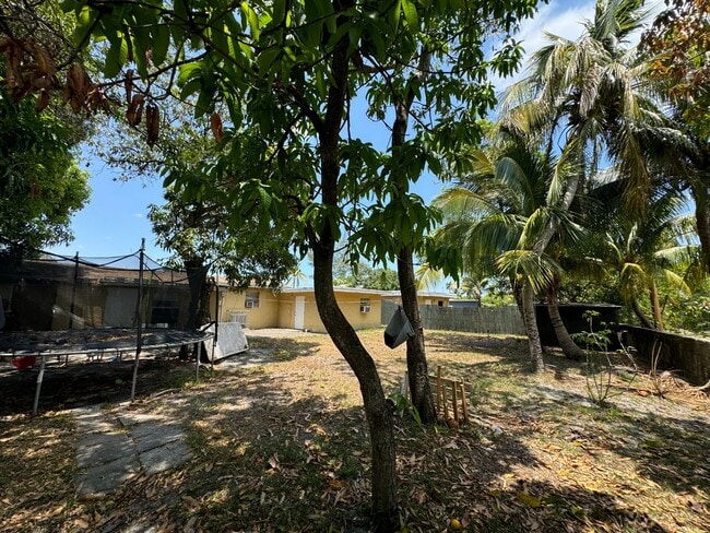 Building Photo - Large 4-3 house with central air