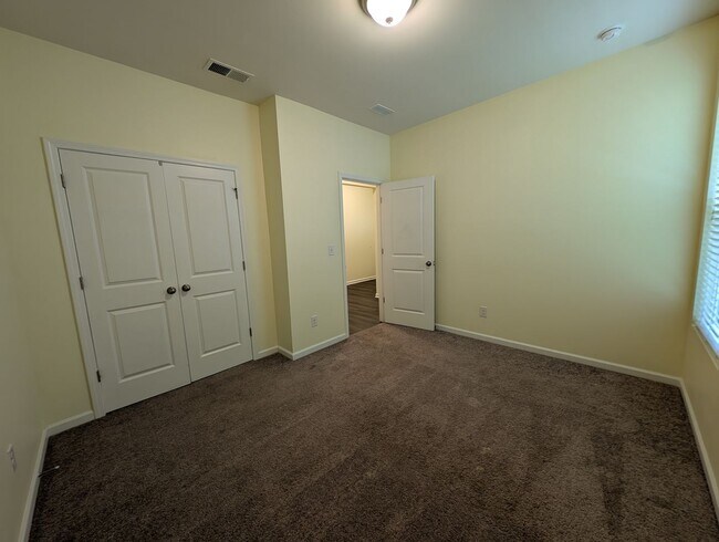 Building Photo - Spacious 4 bedroom, 2 bath Ranch Style Home located in Selwyn Landing !