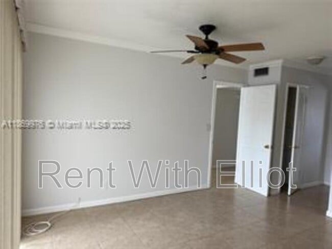 Building Photo - 2223 Park Ln