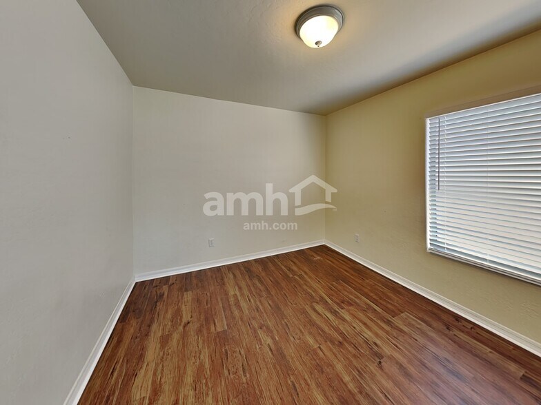 Building Photo - 14493 W Weldon Ave