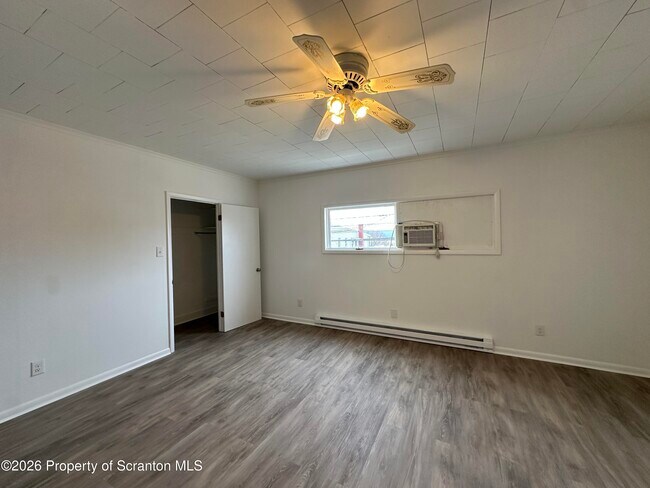 Building Photo - 732 Main St