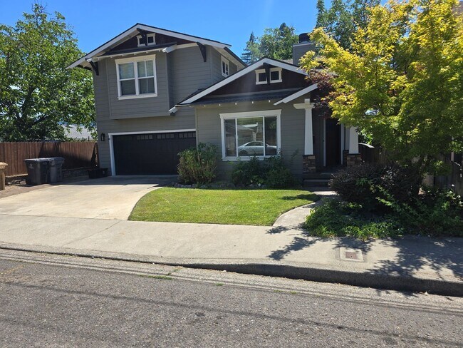 Building Photo - 3 bed 2.5 bath  Home for Rent in Grants Pass