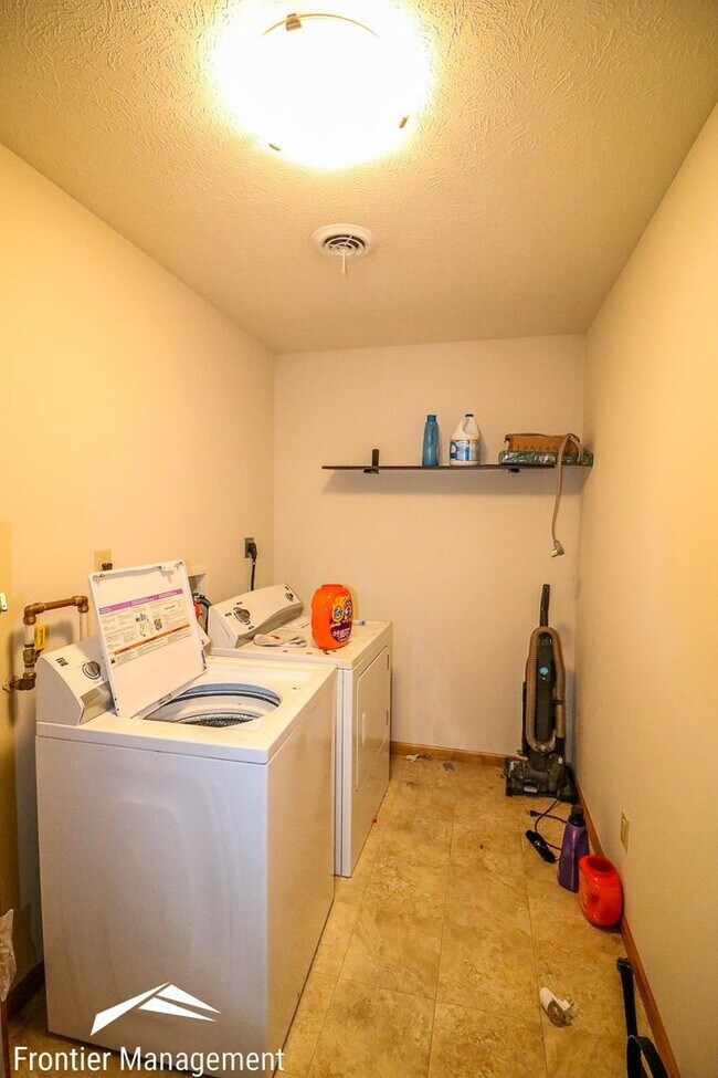 Building Photo - Beautiful 3 bedroom home just minutes from...
