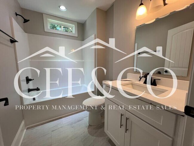Building Photo - Spacious 3 bedroom home now available in Spartanburg!