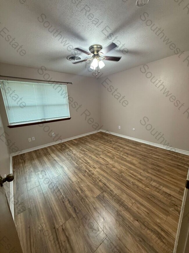 Building Photo - Beautiful 3 bedroom 2 bath brick home