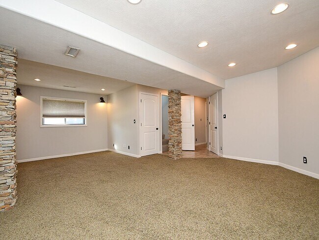 Building Photo - Southwest Omaha Beauty
