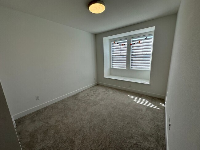 Building Photo - Spacious 4 Bed 2.5 Bath Home in Mountain House with Solar!