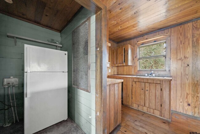 Building Photo - 20973 Lakeview Dr