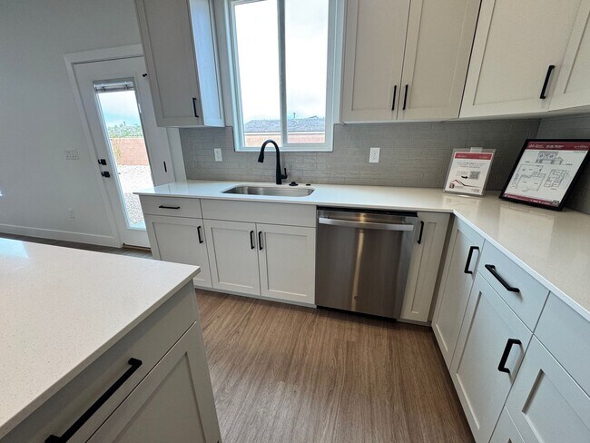 Building Photo - Brand new S&S Home