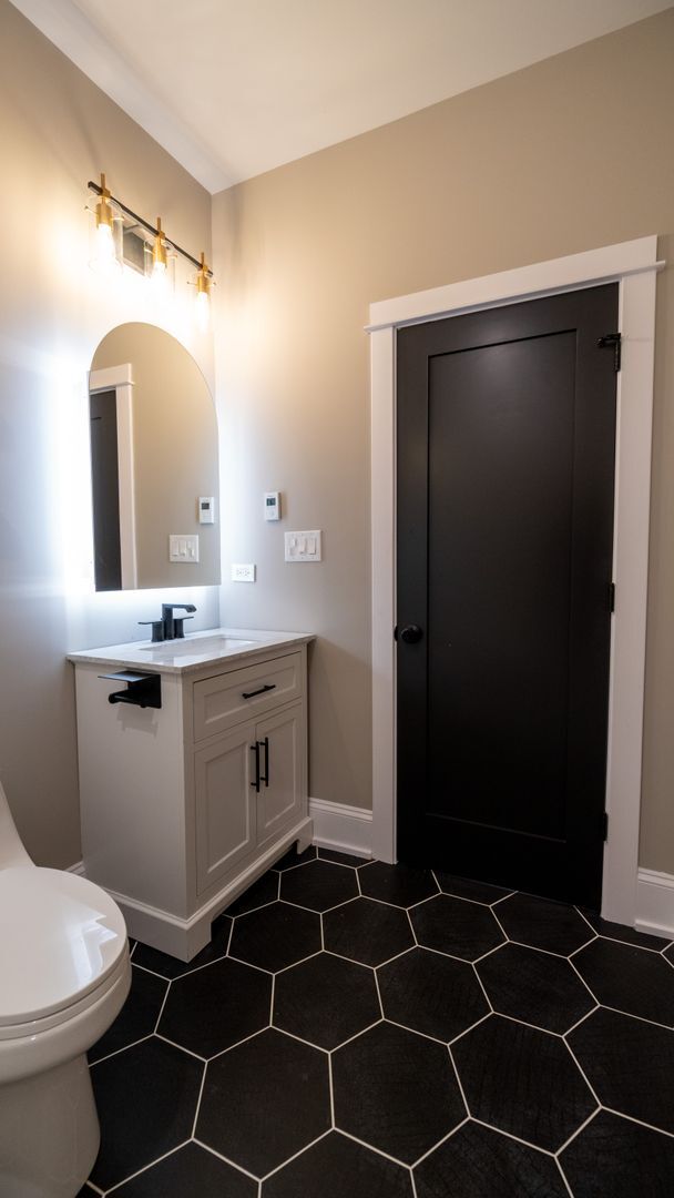 Building Photo - Newly Rehabbed 3-bedroom, 2-bath Gem with In-Unit Washer/Dryer! Discover Uptown Living.