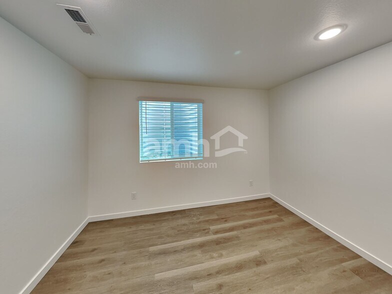 Building Photo - 304 N Addison Way
