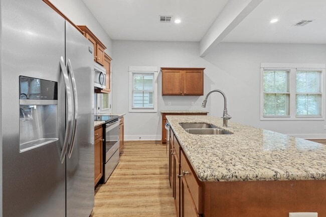 Building Photo - 707 Division St