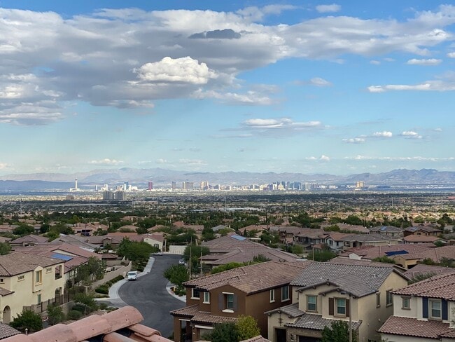 Building Photo - Gorgeous 3Bed/4Bath/2Car, 3-Story Townhome nestled in this beautiful Summerlin West Gated Communi...