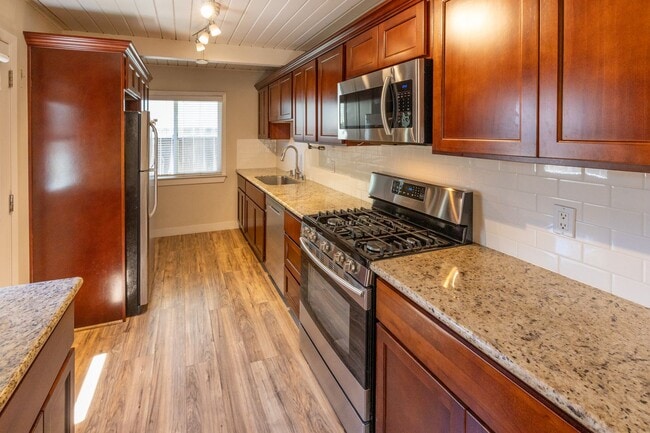 Building Photo - Beautifully updated 2 Bedroom Near Downtow...